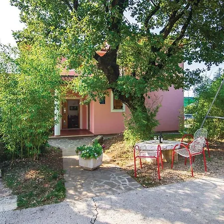 4 Bedroom Beautiful In Laginji Hébergement de vacances *