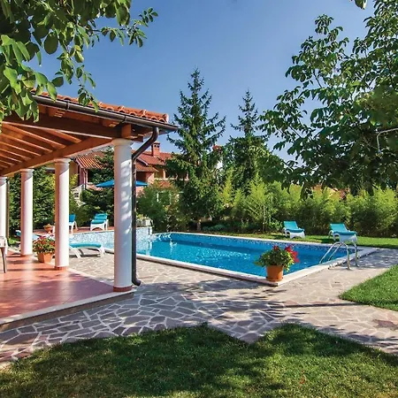 4 Bedroom Beautiful In Laginji