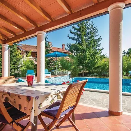 4 Bedroom Beautiful In Laginji Hébergement de vacances Žminj