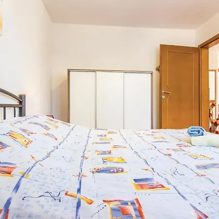 Hébergement de vacances 4 Bedroom Beautiful In Laginji Žminj