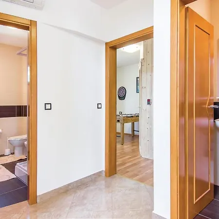 4 Bedroom Beautiful In Laginji Hébergement de vacances