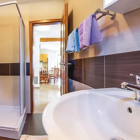 4 Bedroom Beautiful In Laginji Hébergement de vacances