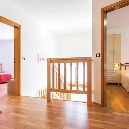 4 Bedroom Beautiful In Laginji *