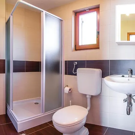 Hébergement de vacances 4 Bedroom Beautiful In Laginji