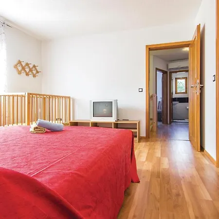 4 Bedroom Beautiful In Laginji Hébergement de vacances *