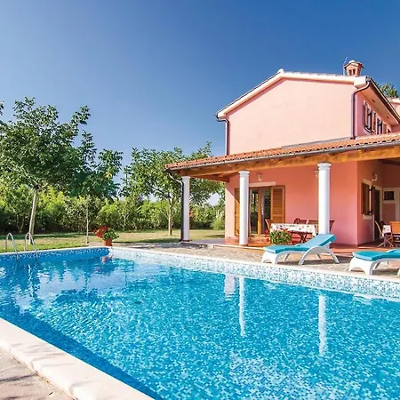4 Bedroom Beautiful In Laginji Hébergement de vacances *