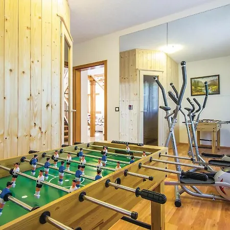 4 Bedroom Beautiful In Laginji Hébergement de vacances *