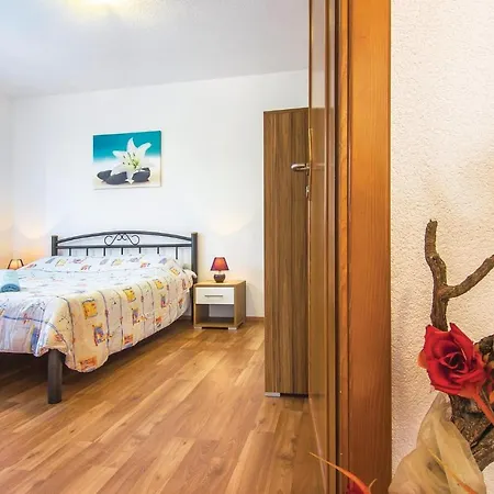 Hébergement de vacances 4 Bedroom Beautiful In Laginji *