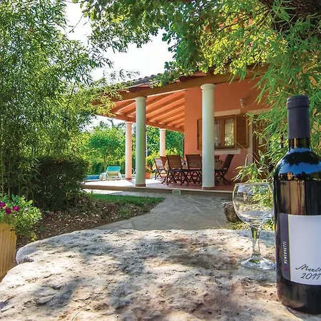 4 Bedroom Beautiful In Laginji Hébergement de vacances *
