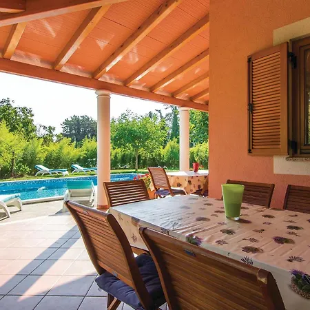 Hébergement de vacances 4 Bedroom Beautiful In Laginji Žminj