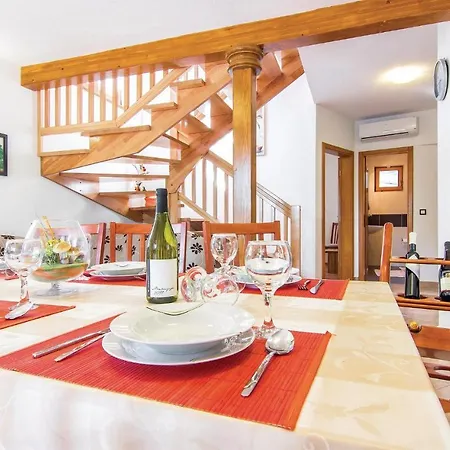 Semesterbostad 4 Bedroom Beautiful Home In Laginji *